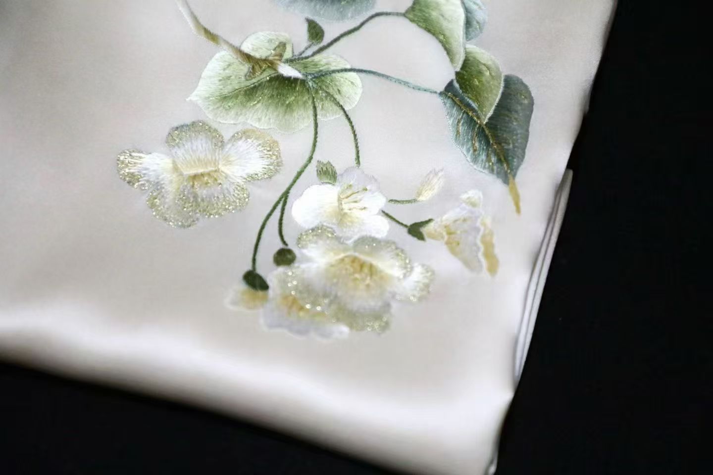 淡绿色真丝围巾