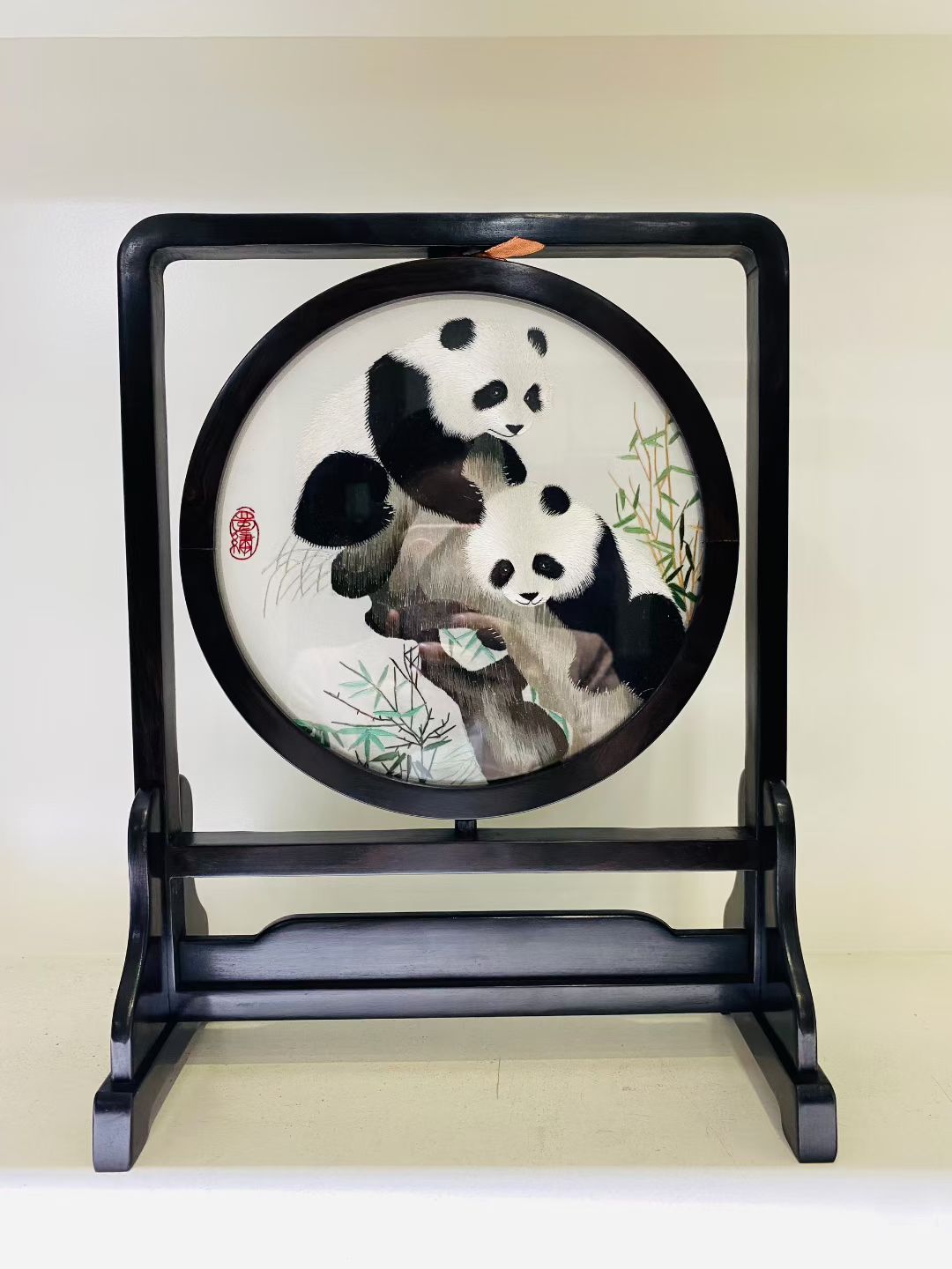 爬山两熊猫